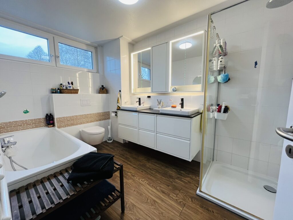 Badezimmer mit Dusche und Badewanne