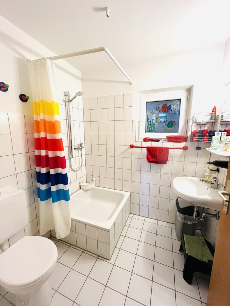 Kinderbadezimmer mit Dusche