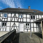 Fachwerkdoppelhaushälfte mit Garage und großem Grundstück in Engelskirchen!