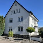 Gepflegtes Mehrfamilienhaus mit Doppelgarage und großem Grundstück!