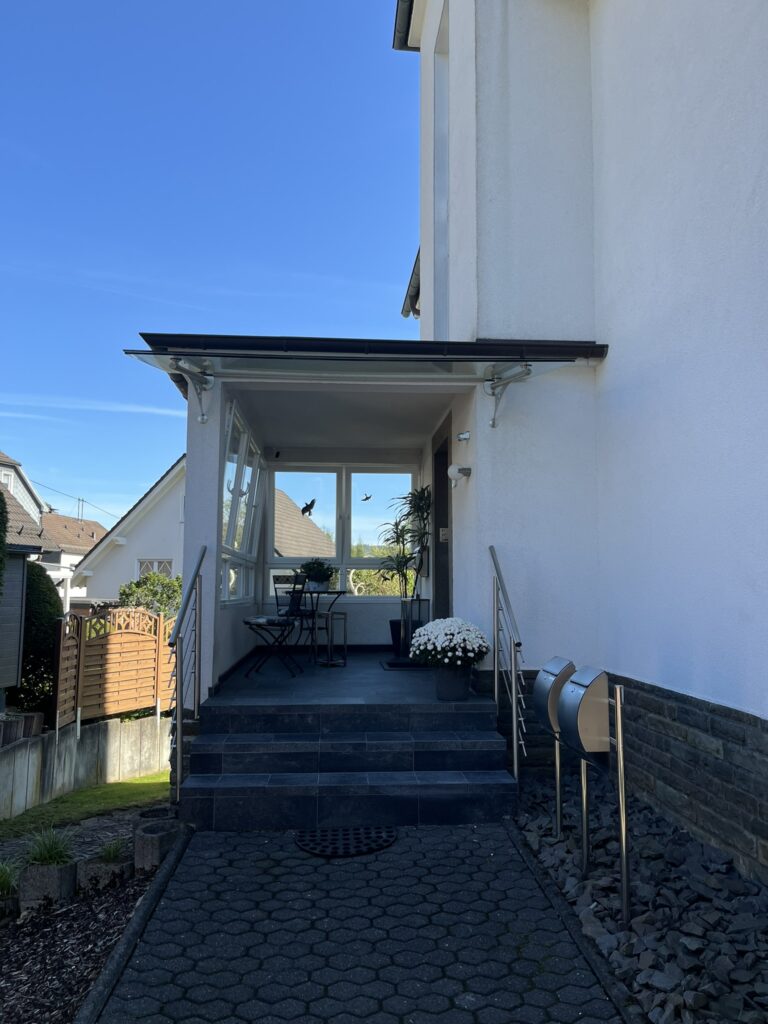 überdachter Eingangsbereich