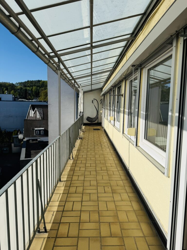 überdachter Balkon