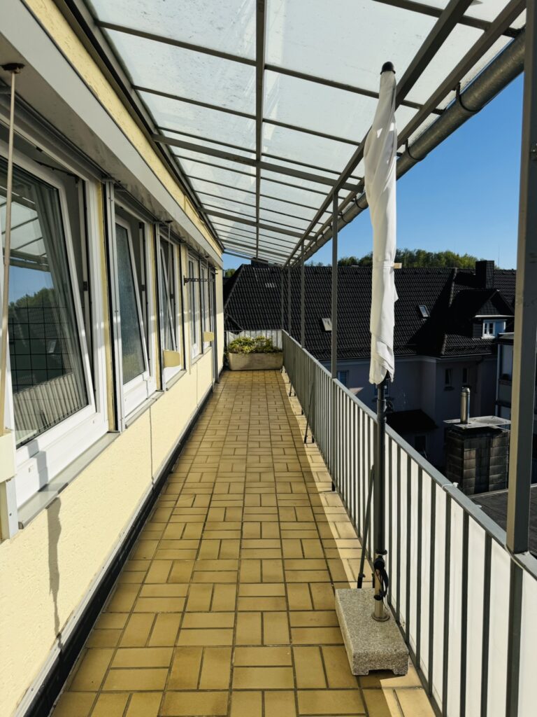 überdachter Balkon