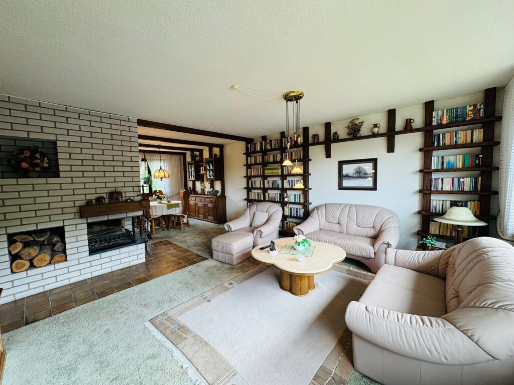 Wohnzimmer mit offenem Kamin